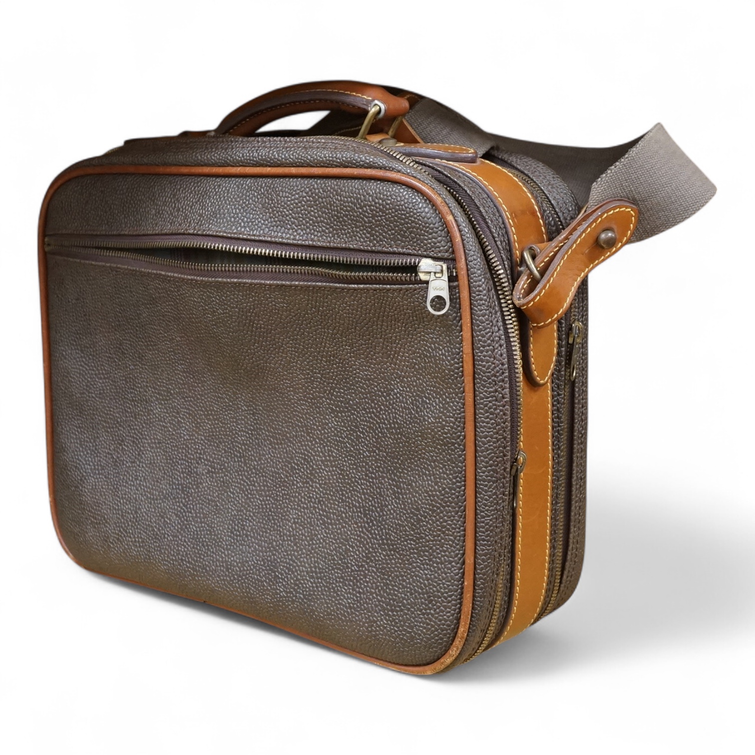 A ladies Mulberry scotch grain leather travel bag with strap, 35cm wide
